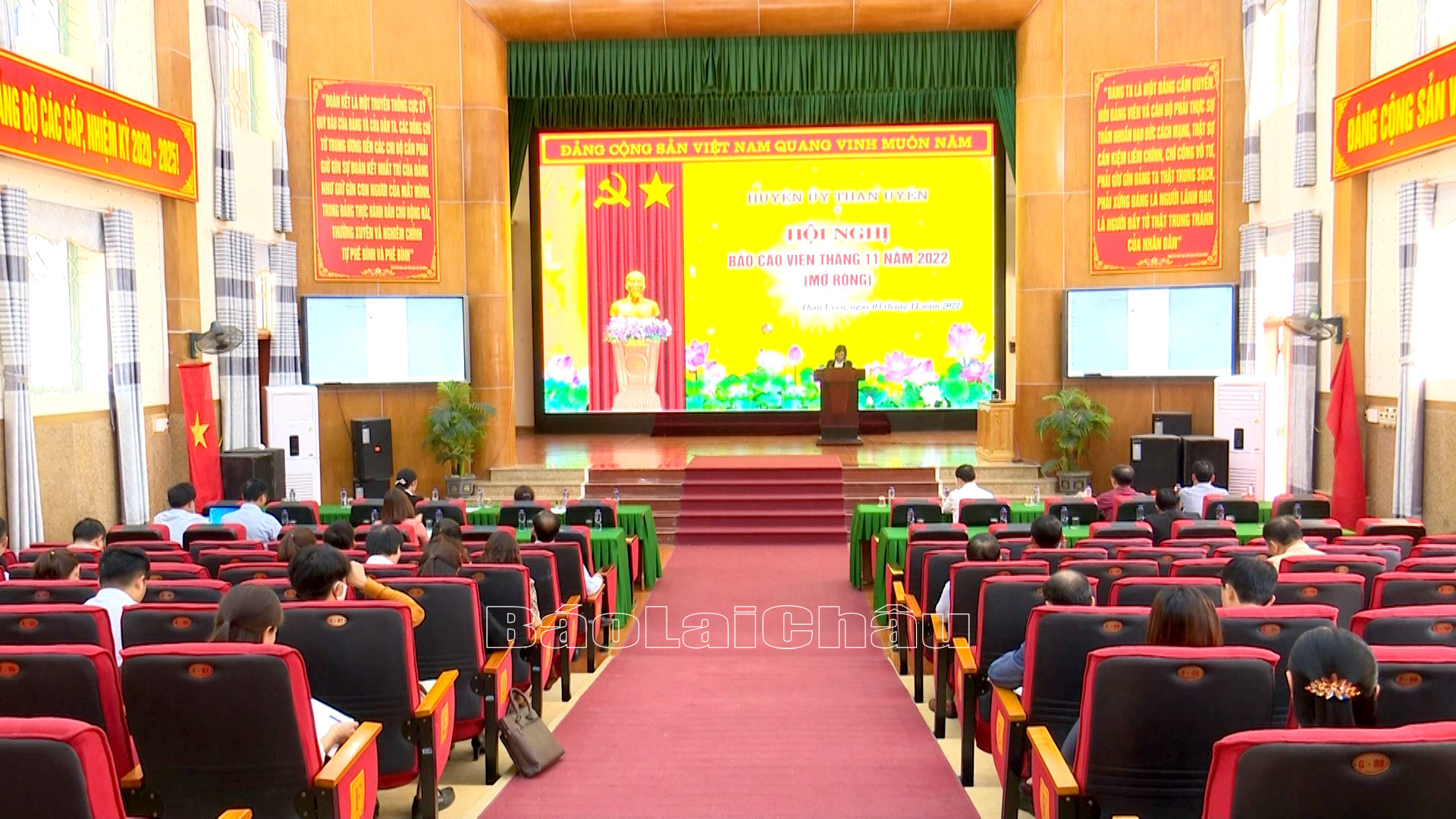 Huyện ủy Than Uyên tuyên truyền, quán triệt Nghị quyết Đại hội Đảng các cấp đến cán bộ, đảng viên, công chức, viên chức.